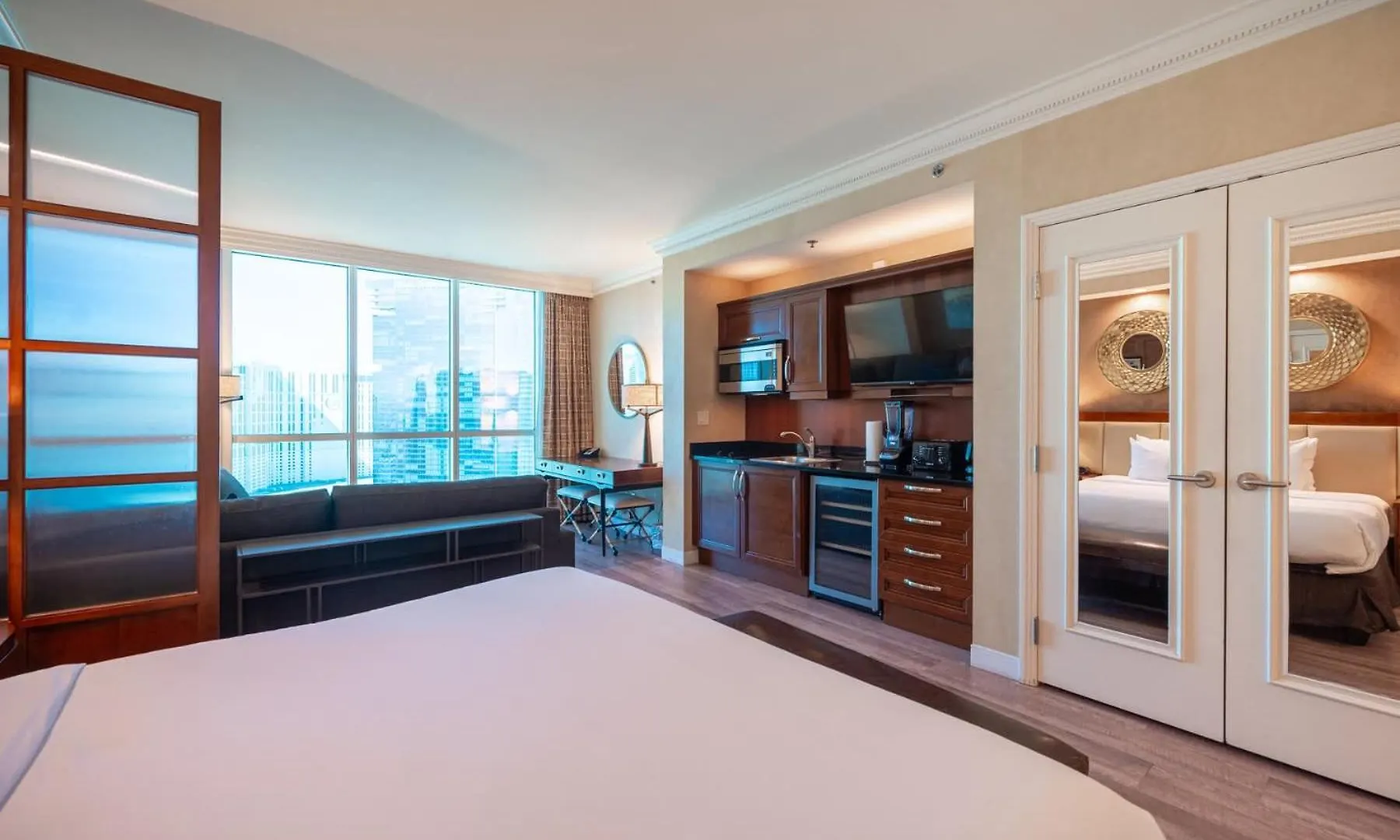 No Resort Fee Strip View Suite +Free Valet + Pool Las Vegas USA